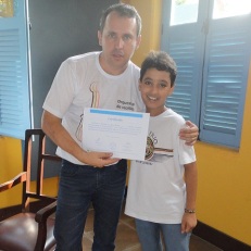 Gustavo recebe o certificado 2013